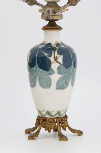 null MANUFACTURE NATIONALE DE SÈVRES

VASE Feuillages

Porcelaine et émaux

Signée...