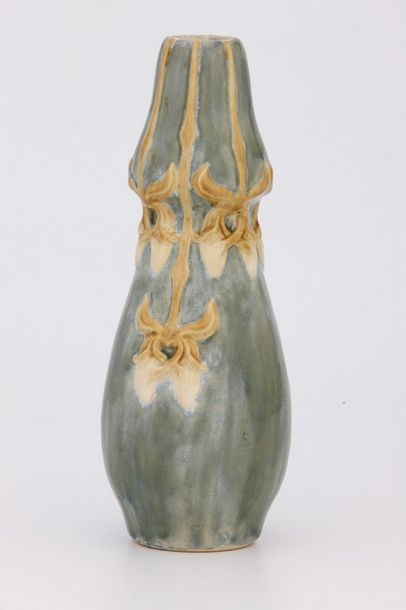 null Emile MULLER (1823-1889)

VASE coloquinte Art Nouveau

Céramique émaillée vert...