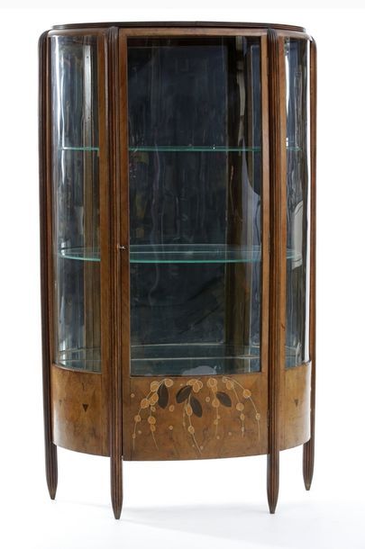 null Michel DUFET (1888-1985)

VITRINE en placage de loupe à montants cannelés en...