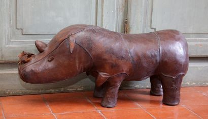 null Attribué à Dimitri OMERSA (XXème Siècle)

Rhinocéros

Cuir fourré

H. 37 cm...