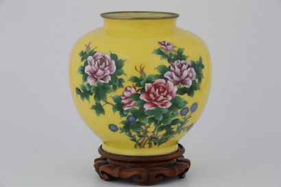 null JAPON XXème Siècle

VASE de forme balustre en cuivre et émaux cloisonnés à fond...