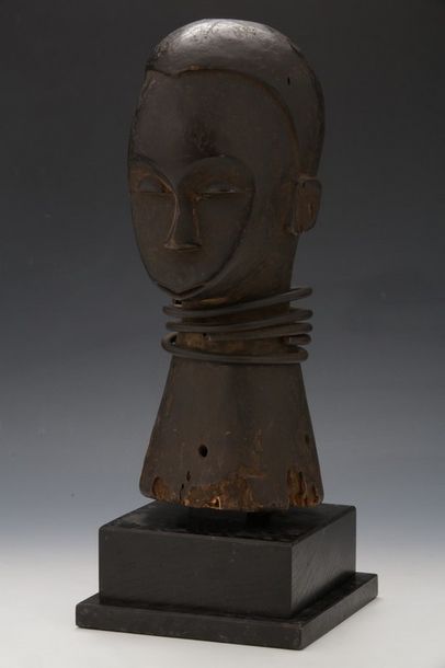 null EKET NIGERIA Cimier de danse sculpté d'un buste au visage finement réalisé

Torque...