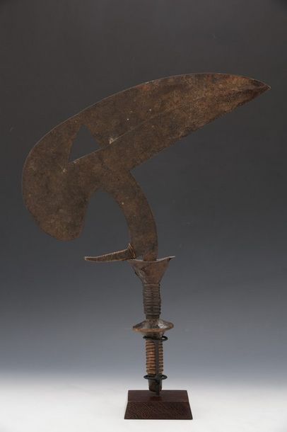 null KOTA GABON Très ancien couteau de jet,la lame en fer en forme de bec de calao,le...
