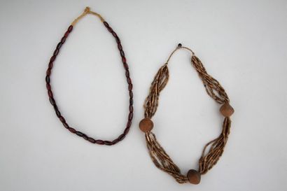 null DOGON/BAMILEKE MALI/CAMEROUN Lot de 2 colliers de petites perles de verre rayées...