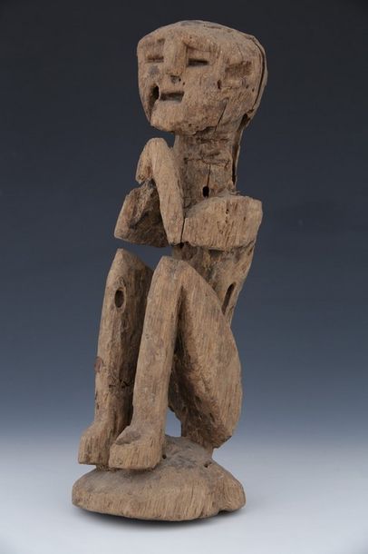 null NEPAL Statuette votive en bois erodé, gardienne de source ou de pont, placée...