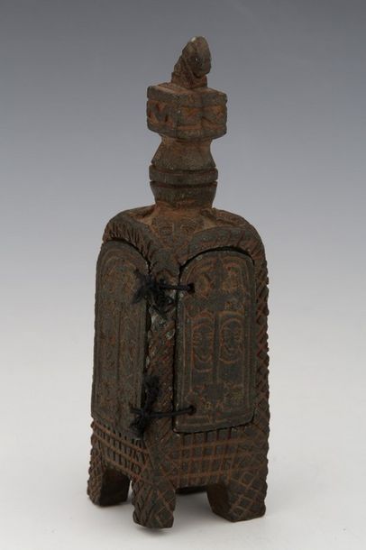 null COPTE ETHIOPIE Petit autel portatif en fer finement décoré 

Hauteur: 16cm