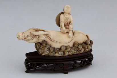 null CHINE 

FLACON TABATIERE en ivoire sculpté et nacre à décor de buffle et enfant

Porte...