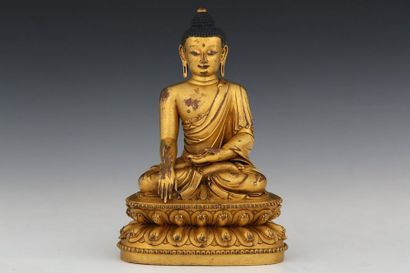 null SINO-TIBET

STATUETTE en bronze doré représentant BOUDDHA assis en méditation...