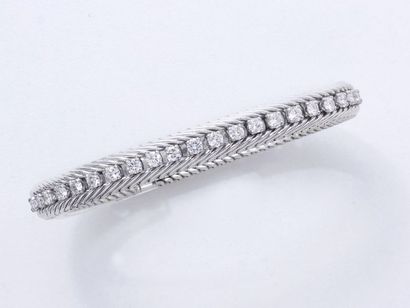 null Bracelet souple en or 750 et platine 850 millièmes centré d'une ligne de diamants...