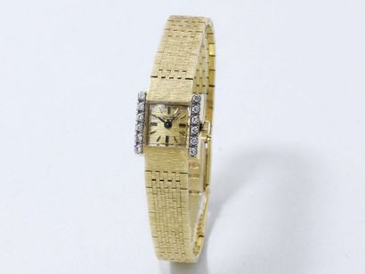null Montre bracelet de dame en or 750 millièmes, de forme carrée, cadran doré guilloché...