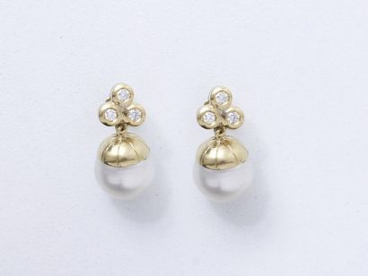 null Paire de pendants d'oreilles or 750 millièmes, l'attache ponctuée de 3 diamants...