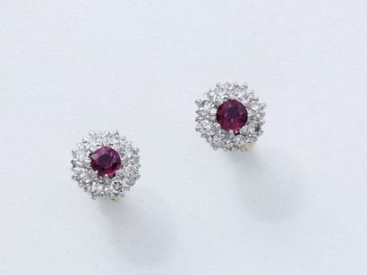 null Paire de clous d'oreilles en or 750 millièmes ornés d'un rubis en serti griffe...