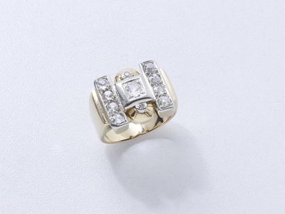 null Bague chevalière en or 750 millièmes centrée d'un diamant taille ancienne en...