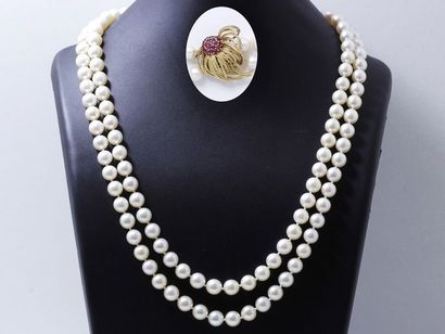 null 15- Collier composé de 2 rangs de perles de culture d'environ 8.2 à 8.8 mm,...