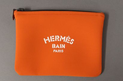 null HERMES Paris Bain

Trousse "Neobain" PM 21cm en néoprène orange, fermeture éclair....
