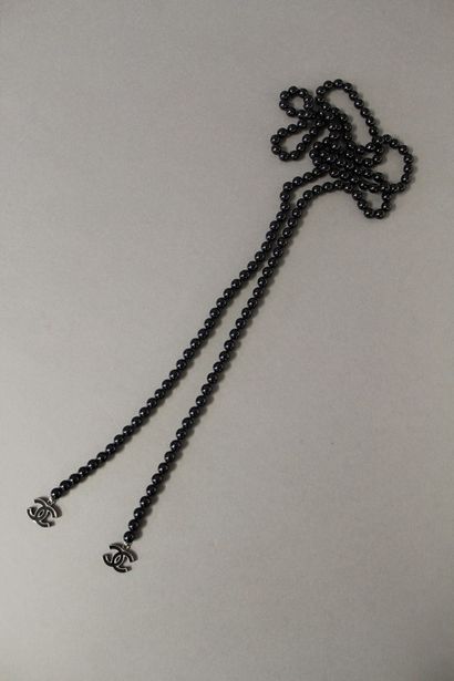 null CHANEL Collection Prêt-à-porter Printemps/Ete 2004

Sautoir cravate de perles...