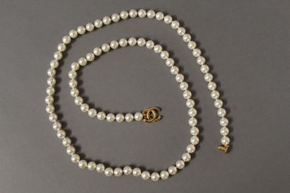 null CHANEL Collection Prêt-à-porter Printemps/Ete 1996

Sautoir de perles blanches...