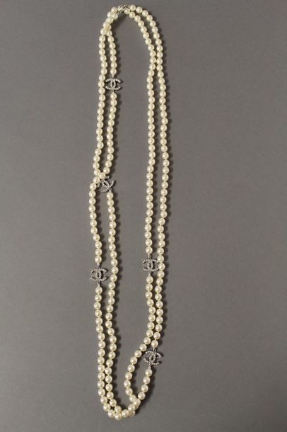 null CHANEL Collection Continue 2005

Sautoir de perles blanches d'imitation, entrecoupées...