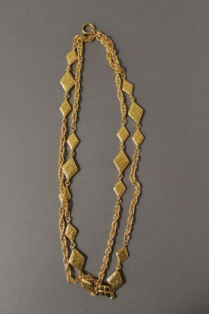 null CHANEL circa 1984/1989

Sautoir chaîne en métal doré entrecoupée de motifs losanges...