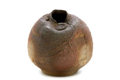 null Rémi BONHERT (1943)

Vase fossile

Grès et emprunte

Signé

H. 11 cm



Collection...