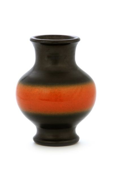 null Pol CHAMBOST (1906-1983)

Vase balustre 842

Céramique émaillée noir et orange...