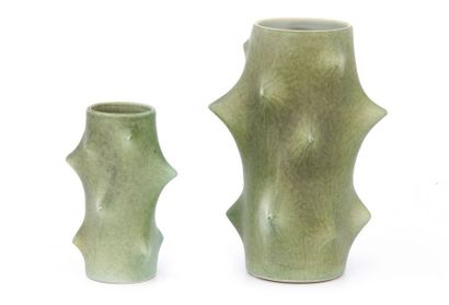 null Knud BASSE (XX)

Suite de deux vases

Céramique émaillée à nuances vertes

Signés,...