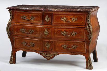 null COMMODE TOMBEAU 

Epoque Louis XV

Placage de bois précieux marqueté en feuilles...