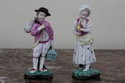 null HOCHST 

DEUX STATUETTES D'ENFANT 

Porcelaine polychrome

XIXème Siècle 

H....