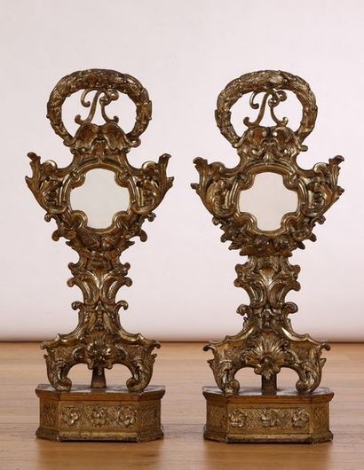 null PAIRE DE GRANDES MONSTRANCES 

Italie - XVIIIème Siècle 

Bois sculpté doré...