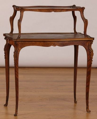 null TABLE A THE 

Style Louis XV - Fin du XIXème Siècle

Placage de bois de rose...