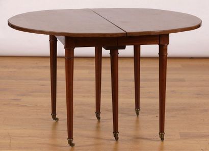 null TABLE DE SALLE A MANGER ovale à rallonges centrales

Style Louis XVI

Acajou

Six...