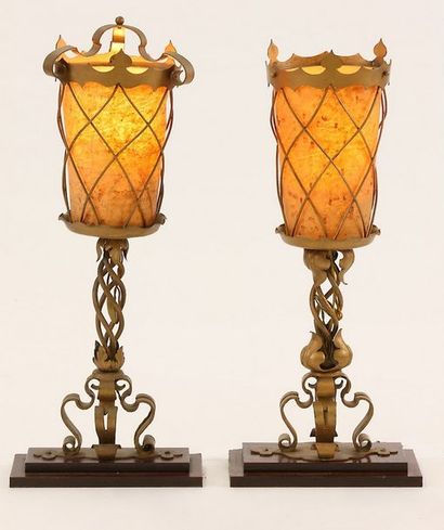 null 2 GRANDES LAMPES 

Fer forgé doré et carton

Socle bois

H. 80 et 84 cm 

(état...