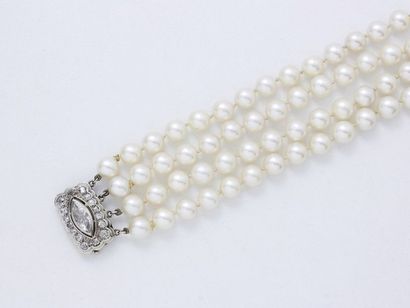 null Bracelet articulé composé de 4 rangs de belles perles de culture blanches d'environ...