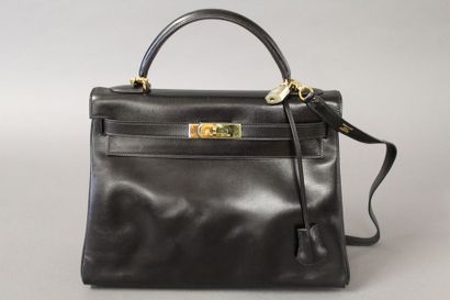 null HERMES Paris made in France année 1992
Sac "Kelly retourné" 32cm en box noir...