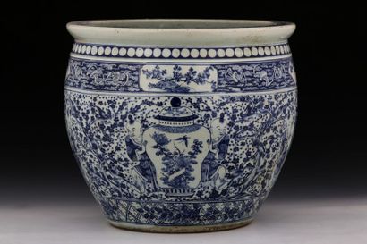 null CHINE Vers 1900

IMPORTANTE VASQUE en porcelaine et émaux blanc-bleu à décor...