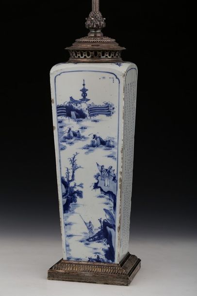 null CHINE Marque et Epoque Kangxi (1662-1722)

VASE en porcelaine bleu-blanc de...