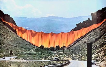 CHRISTO. "Valley Curtain, Rifle, Colorado, 1970-72" (1973). Planche en quadrichromie...