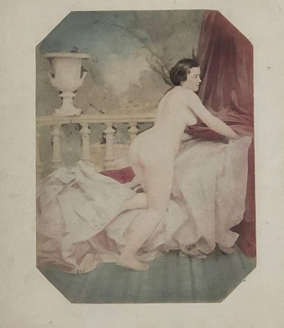 BELLOC (Auguste). "Nu à la balustrade" (ca 1855). Tirage sur papier salé, rehaussé...