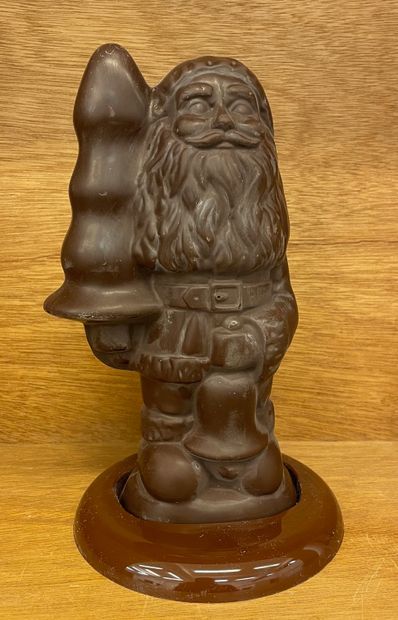 null 麦卡蒂（保罗）。"带屁股塞的巧克力圣诞老人"（2007）。巧克力雕塑在原来的盒子里。出处：纽约的Maccarone画廊。尺寸：28 x 10 x 5厘...
