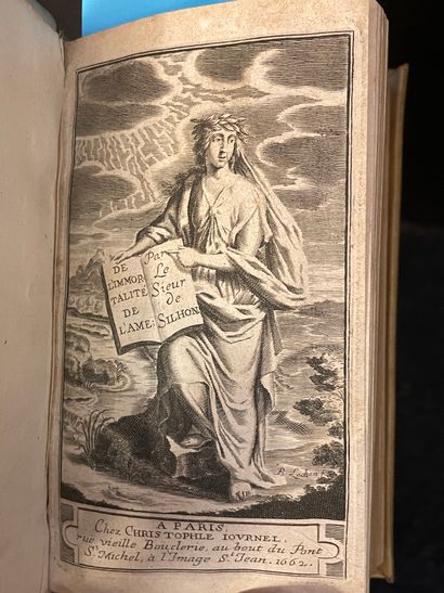 null 西尔洪[（Jean de）]。关于灵魂的不朽。巴黎，Christophle Iourme，1662年，32°，[66，包括正面的标题]-700页，当代全羊皮纸，有小封皮。来自诺德基尔森图书馆（书标）。一个完美的副本。西尔宏是法国的哲学家、作家和政治家，在成为国务委员之前曾担任黎塞留的秘书。1634年，在法兰西学院成立之前，他参与了该学院章程的起草工作，并成为其首批成员之一。见Bérangère...