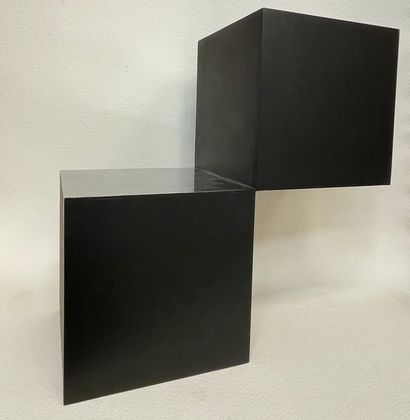null SQUATRITI (Fausta). "Cube". Sculpture en métal noir mat comportant 2 faces en...