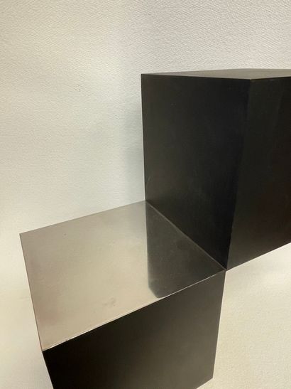 null SQUATRITI (Fausta). "Cube". Sculpture en métal noir mat comportant 2 faces en...