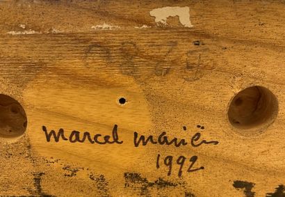 MARIËN (Marcel). Sans titre (1992). Sculpture en bois, cuir et métal, datée et signée....
