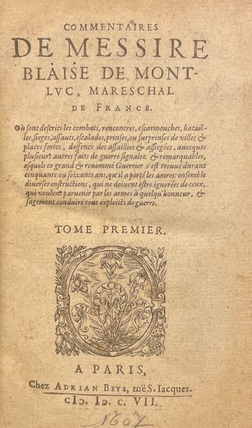 null "Le Bréviaire du soldat" - MONLUC（布莱斯-德）。法国主教Messire de Montluc的评论。其中描述了战斗、遭遇、小规模冲突、战役、围攻、攻击、升级、攻打或突袭城市和坚固的地方[...]。巴黎，阿德里安-贝斯，1607年，2卷装订成1小卷。8°，[8]-482和410（页码错误）-[38]页，全18世纪的棕色小牛皮，书脊上有装饰的神经（装订时有小裂痕）。这些回忆录的不常见版本于1592年在波尔多首次出版。它是宗教战争史的基本文本。布莱斯-德-拉塞兰-德-马森康，蒙鲁克的领主，又称布莱斯-德-蒙鲁克，1500年至1502年出生在圣普伊（加斯科尼），1577年7月26日在埃斯蒂亚克（加斯科尼）去世，是法国的元帅和16世纪的一位回忆录作家。作为五位国王（弗朗索瓦一世、亨利二世、弗朗索瓦二世、查理九世和亨利三世）的仆人，蒙鲁克在意大利战争和宗教战争中表现出色，并于1574年被提升为法国元帅。他最出名的是他的《评注》，涵盖了从1521年到1576年的广大时期，并在作者去世后的1592年出版。1570年8月8日签署的圣日耳曼和平协议，对蒙鲁克来说是巨大的挫折。当时，君主国采取了与新教徒和解的政策。这位被所有新教徒憎恨的老船长付出了代价，查理九世在政治的祭坛上牺牲了他：圭亚那的中尉职位被撤销了，这无疑是受到了他所招致的仇恨的蒙特莫尼茨家族的影响，而且他的敌人也开始对他的账目进行审计。他被指控掠夺国库，拿走了用于筹建军队和维持战争的资金，并侵占了某些胡格诺教徒的财产。安茹公爵，也就是未来的亨利三世，在1569年的战役中参考了他的建议，并对蒙鲁克有一些同情，他进行了干预，使对他的审判以对他有利的方式结束。退休后，蒙鲁克在秘书的帮助下开始写他的《评论》，他把这些评论献给了安茹公爵，在他的兄弟查理九世死后，他是法国王位的继承人。起初是为了保护自己不受指控，后来写回忆录成为蒙鲁克向未来的船长提供建议的一种方式，并为自己的一些行为辩护。虽然他主要依靠自己的传奇记忆来叙述自己的职业生涯，但蒙鲁克也参考了当时的历史作品以及档案。评注中包含了丰富的具体细节和实用建议，一经出版就受到好评，纳瓦拉国王和未来的亨利四世毫不犹豫地将其称为...