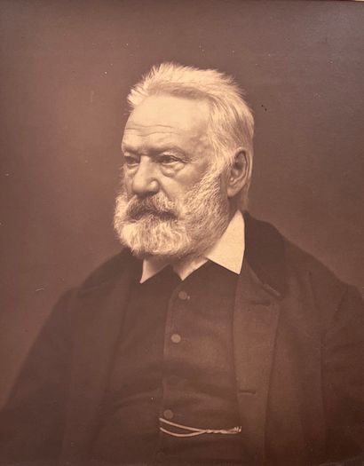 CARJAT (Étienne). "维克多-雨果"（1876）。印刷品安装在坚固的纸张上。维克多-雨果的肖像，由著名摄影师为 "Panthéon patriotique"（创刊号，在La...