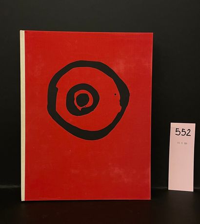 null 布劳纳-朱弗罗伊（阿兰）。射箭。维克多-布劳纳的六幅原始蚀刻画。米兰，施瓦茨画廊，1962年，4°，83页，单页，填充封面，红布出版商文件夹和箱子（稍有污损）。第一版配有维克多-布劳纳的6幅原版全页版画的插图。限量120册，采用Rives牛皮纸，由作者和艺术家签名。标有A至J的1/10初版（副本标有C），没有图画、手写诗和理由中宣布的关于Japon...