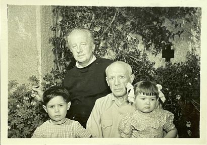 null PICASSO / ELUARD - SMITH（马文）。"保罗-艾吕雅、巴勃罗-毕加索和他的两个孩子克劳德和帕洛玛的肖像"（约1950年）。这个时期的银质印刷品。尺寸：6...