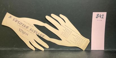 TOYEN. 1953年5月他在Etoile scellée举办的个人展览的邀请函。两只交织的手的形式的邀请函，用黑色印刷。背面的文字有：盖-杜梅罗、杰奎琳-杜普雷、乔治-戈德费恩、金德里希-海斯勒、阿多-基鲁、热拉尔-勒格朗、伯纳德-罗杰、让-舒斯特、D-托斯特、安德烈-布勒东、让-路易-贝杜安、让-皮埃尔-杜普雷和本杰明-佩雷。著名的邀请卡，是画廊中最抢手的，也是一本目录。A...