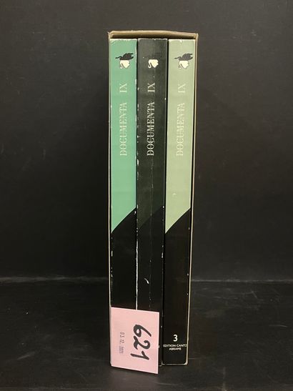 Documenta 9. 卡塞尔，1992年，3卷。4°, br. in single slipcase.第九届五年一度的当代艺术展览 "文献展"。它于1992年6月13日至9月20日在德国的卡塞尔举行。艺术总监是Jan...