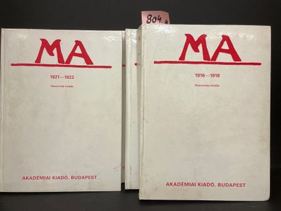 null 全集--"MA"【今日】。1916-1925.布达佩斯，Akadémiai Kiado，n.d.，3卷。4°和1卷。4°正方形，编辑。(略微弄脏的纸板)。这本重要的匈牙利先锋派杂志的罕见完整传真集，由诗人拉约什-卡萨克（1887-1967）的个性主导。在行动主义的源头，他先后创建了："A...